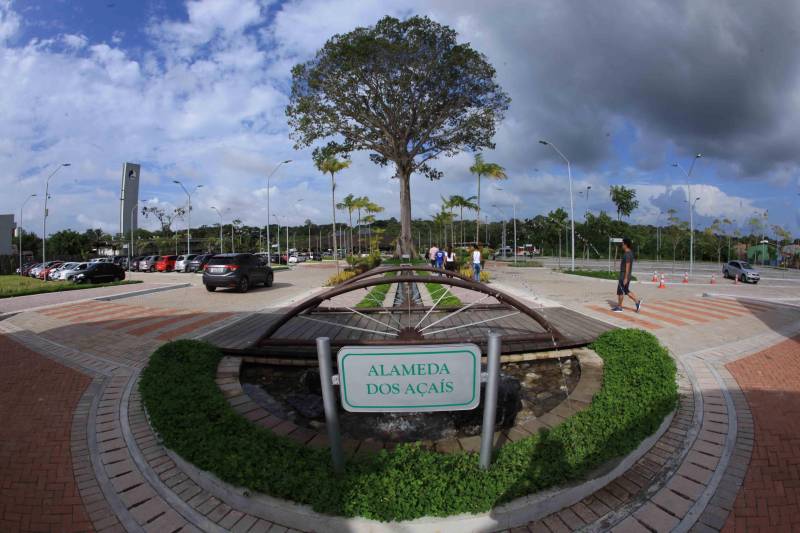 O Parque Estadual do Utinga (PEUt) o mais importante espaço de preservação e estudo da biodiversidade dentro da Região Metropolitana de Belém será reaberto à população a partir desta sexta,16, a partir das 16h30, com apresentações artísticas, com o Boi Veludinho, crianças do Pro Paz e a premiada Orquestra Sinfônica do Theatro da Paz. A apresentação será em um espaço ao ar livre e não será necessária a retirada de ingressos, por esse motivo, a recomendação é que o público chegue cedo, porque a entrada será fechada quando o espaço estiver lotado.
FOTO: MÁCIO FERREIRA / AG PARÁ
DATA: 16.03.2018
BELÉM - PARÁ <div class='credito_fotos'>Foto: MÁCIO FERREIRA/ AG. PARÁ | <a href='/midias/2018/originais/4ce1004d-d601-494c-bf6e-e177bbd50367.jpg' download><i class='fa-solid fa-download'></i> Download</a></div>
