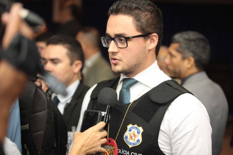 “Hoje finalizamos todas as etapas do concurso público, mas começamos uma outra, que é o trabalho efetivo dos novos policiais que irão reforçar a segurança pública em todo o Estado”, destacou o delegado geral da Polícia Civil, Rilmar Firmino, durante a posse dos 141 novos integrantes da corporação aprovados para o cargo de delegado. A cerimônia ocorreu na noite desta terça-feira (27), no auditório A da Delegacia-Geral, em Belém, e contou com a presença do governador Simão Jatene. O governador parabenizou a todos pela aprovação e pela escolha de um cargo público tão importante que é o de proteger a população. “Vocês não estão sozinhos. A responsabilidade é grande e os desafios são maiores ainda, mas estamos trabalhando para que, juntos, possamos fazer uma polícia melhor e assim prestar um melhor serviço à população”, disse Simão Jatene. Na foto, o delegado Diego Máximo do Prado (camisa branca), 22 anos.
FOTO: MÁCIO FERREIRA / AG. PARÁ
DATA: 27.03.2018
BELÉM - PARÁ <div class='credito_fotos'>Foto: MÁCIO FERREIRA/ AG. PARÁ | <a href='/midias/2018/originais/4ce53d08-1bf5-4759-933a-17fbae55a0bd.jpg' download><i class='fa-solid fa-download'></i> Download</a></div>