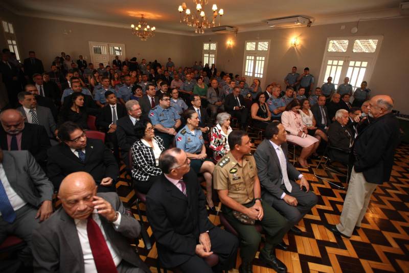 Setenta e duas personalidades civis e militares receberam, na manhã desta terça-feira, 20, no auditório do Palácio dos Despachos, em Belém, a Medalha do Mérito Governador Lauro Sodré, concedida por ocasião das comemorações pelos 101 anos de criação da Casa Militar da Governadoria do Estado, fundada em 12 de fevereiro de 1917. A honraria é destinada a personalidades que prestaram serviços relevantes ao Pará e suas instituições, especialmente à Governadoria do Estado. A solenidade foi aberta pelo governador Simão Jatene (foto), que fez questão de parabenizar a todos os servidores da Casa Militar da Governadoria e aos agraciados com a Medalha Lauro Sodré.
FOTO: ANTONIO SILVA / AG. PARÁ
DATA: 20.02.2018
BELÉM - PARÁ <div class='credito_fotos'>Foto: Antônio Silva/Ag. Pará | <a href='/midias/2018/originais/4cee2ba7-3a0a-4b3b-be2d-e3f31e51f429.jpg' download><i class='fa-solid fa-download'></i> Download</a></div>