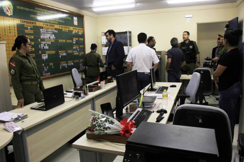 O município de Sapucaia recebeu nesta quarta-feira, 5, uma Unidade Integrada Pro Paz (UIPP). Um investimento do Governo do Estado de R$ 1.134.131,00. Segundo o Secretário de Estado de Segurança Pública, Luiz Fernandes, afirma que já mais de 80 novas UIPP’s no Pará, com as reformadas e reestruturadas esse número chega a 120 unidades. O titular da SEGUP destaca que o mais importante não é a estrutura física, mas o conceito empregado. De Sapucaia, a comitiva foi para Redenção(foto) onde inaugurou o 7º Batalhão de Polícia Militar, uma obra orçada em R$ 2.808.000,00. Atualmente o BPM conta com 145 policiais, 6 viaturas incluindo a Patrulha Rural e 12 motocicletas. O Comandante do Batalhão, o Major José Ricardo Chaves, informou que a maior ocorrência no município são roubos de motos, mas pontuou que a maior parte dos veículos é encontrada pela PM na cidade e cidades vizinhas.

FOTO: RODOLFO OLIVEIRA / AG PARÁ
DATA: 05.12.2018
REDENÇÃO - PARÁ <div class='credito_fotos'>Foto: Rodolfo Oliveira/Ag. Pará   |   <a href='/midias/2018/originais/4cf4b449-1a07-4819-ba08-f1aa4298bb0c.jpg' download><i class='fa-solid fa-download'></i> Download</a></div>