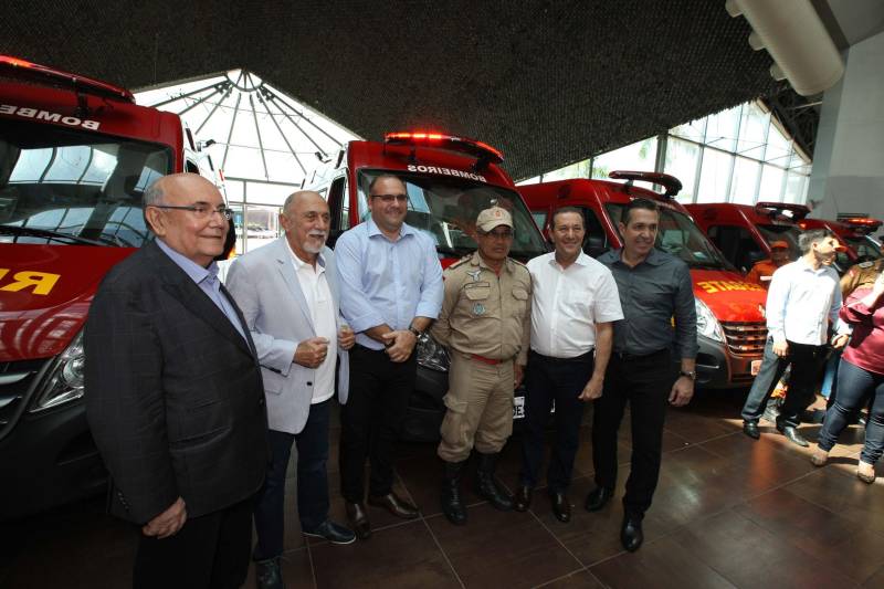Com a entrega de mais 359 veículos, somente esta semana, o Governo do Pará reforçou a atuação da área de segurança pública em todo o Estado. Todos os veículos auxiliarão no combate a criminalidade e a manutenção da segurança em todo o território paraense. Boa parte desses veículos foi destinada diretamente para as guardas municipais, numa ação integrada com as Prefeituras, por meio da Secretaria de Segurança Pública e Defesa Social (Segup) com articulação da Secretaria de Municípios Sustentáveis, que define em conjunto com os municípios, a agenda de prioridades. A última etapa da entrega ocorreu nesta quinta-feira (5), no Hangar – Centro de Convenções da Amazônia. Na foto, o governador Simão Jatene (blazer azul) participou da entrega dos equipamentos.
FOTO: ANTÔNIO SILVA / AG. PARÁ
DATA: 05.07.2018
BELÉM - PARÁ <div class='credito_fotos'>Foto: Antônio Silva/Ag. Pará | <a href='/midias/2018/originais/4cfb9c38-021e-4635-ba3f-ad06c95e0a9c.jpg' download><i class='fa-solid fa-download'></i> Download</a></div>