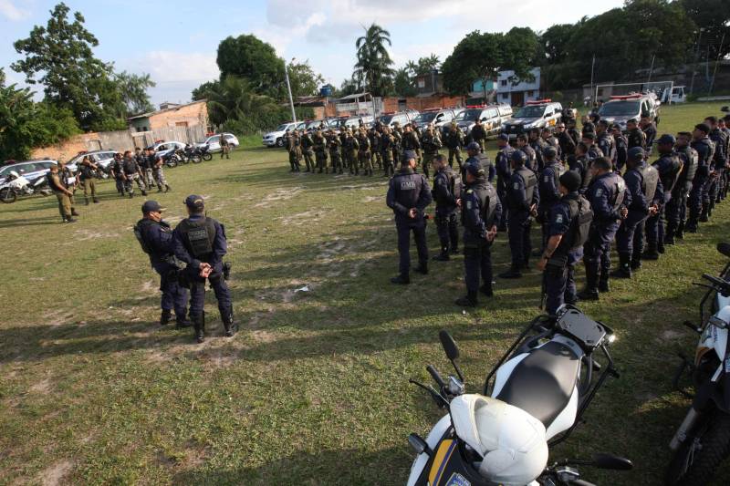 Mais de 150 agentes de segurança pública realizaram a megaoperação Arcanjo, em Belém, na quinta-feira (8), sob a coordenação geral do Comando de Policiamento da Capital (CPC I) da Polícia Militar. Nesta edição, as ações foram concentradas nos bairros do Tapanã, Bengui e Pratinha, localizados na área do 24º Batalhão da PM. As tropas reforçaram o patrulhamento com ações policiais ostensivas e repressivas de enfrentamento à criminalidade.
FOTO: CARLOS SODRÉ / AG. PARÁ
DATA: 08.11.2018
BELÉM - PARÁ <div class='credito_fotos'>Foto: CARLOS SODRÉ / AG. PARÁ | <a href='/midias/2018/originais/4d029d9d-da70-4418-89e8-1407b86226da.jpg' download><i class='fa-solid fa-download'></i> Download</a></div>