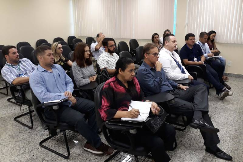 Um Grupo de Regulação Regional foi criado, na manhã desta sexta-feira (20), para tratar sobre questões envolvendo o atual sistema de regulação da saúde pública do Baixo Amazonas. A proposta foi definida em audiência na sede do Ministério Público Estadual. O setor passa a ser descentralizado de Belém. Ele sai das dependências do Hospital Regional do Baixo Amazonas (HRBA) e vai para o 9º Centro Regional da Secretaria de Estado de Saúde Pública (9º CRS/SESPA), com sede em Santarém. A decisão partiu de um Grupo de Trabalho criado para analisar e encontrar soluções para desafogar e dar andamento ao sistema na região. O GT é composto pelo Centro Regional de Governo do Baixo Amazonas, por meio da Coordenação da Área de Saúde, a classe médica e outros profissionais da área de saúde e gestão, o Hospital Regional do Baixo Amazonas (HRBA), o Instituto Panamericano de Gestão (IPG), Organização Social que administra o Hospital Municipal de Santarém e a Unidade de Pronto Atendimento 24 Horas, o Conselho Municipal de Saúde e o Ministério Público Estadual. "A regulação sai do Hospital Regional e virá para o Núcleo Regional da Sespa para que a gente comece a fazer os agendamentos para melhor acompanhar. A regulação que se encontra em Belém irá voltar para Santarém. A partir de agora todo esse sistema será regulado pelos médicos de Santarém; a questão de leitos, cirurgias, etc. A nossa expectativa é a melhor possível, porque todo esse trabalho que está sendo feito em conjunto é para melhorar o acesso do nosso usuário", informou Nilson Silva, diretor do 9º CRS/SESPA.
FO5TO: SAMUEL ALVARENGA / AG PARÁ
DATA: 20.04.2018
LOCAL: SANTARÉM - PARÁ <div class='credito_fotos'>Foto: SAMUEL ALVARENGA/AG.PARÁ | <a href='/midias/2018/originais/4d139899-26df-40da-9a4a-9714375a9d47.jpg' download><i class='fa-solid fa-download'></i> Download</a></div>