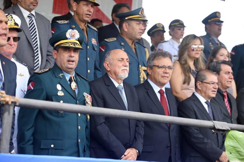 A cerimônia pelo Dia de Tiradentes, patrono das polícias militares do Brasil, este ano, no Pará, teve um toque especial. Na manhã desta quinta-feira, 20, no Comando Geral da Polícia Militar do Estado, foram oficializadas as promoções de 539 policiais e entregues 170 novos veículos para a corporação. O governador Simão Jatene participou da cerimônia. A frota vai ajudar no combate à criminalidade na região metropolitana de Belém e interior do estado. Dos 170 veículos entregues para reforçar o policiamento, 60 são motocicletas, 60 viaturas modelo Palio Weekend com cela e 50 Pick-ups, com cela, todos em regime de locação, que serão somados à frota. Serão investidos mensalmente 4 milhões de reais. As 539 promoções beneficiam policiais militares da capital e do interior do estado, sendo 462 praças e 77 oficiais. “Eu me sinto lisonjeada e quero chegar à capitã”, disse Rejane Santa Brígida Miranda, promovida de soldado a cabo. “Fico feliz também por termos um plano seguro, de carreira e me sinto prestigiada na carreira que escolhi”, completou Rejane.
FOTO: ANTÔNIO SILVA / AG APRÁ
DATA:20.04.2018
BELÉM - PARÁ <div class='credito_fotos'>Foto: ANTONIO SILVA / AG. PARÁ | <a href='/midias/2018/originais/4d2296f4-135a-4b1c-9648-4a33f1b54021.jpg' download><i class='fa-solid fa-download'></i> Download</a></div>