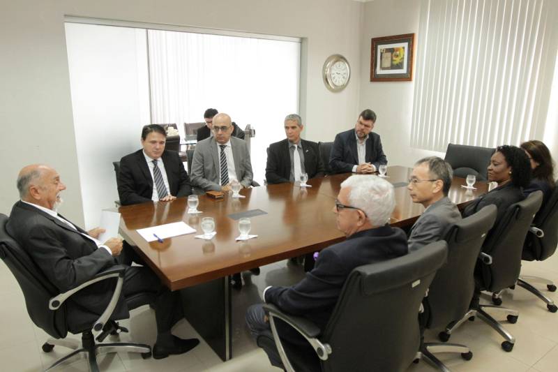 O governador Simão Jatene vai receber, no próximo dia 22, a Comenda do Mérito Consular João Clemente Baena Soares, a maior premiação ofertada pela Associação do Corpo Consular no Estado do Pará (ACCP). O convite foi entregue ao governador nesta quinta-feira (15) por sete integrantes do Corpo Consular, no Palácio do Governo.
FOTO: CRISTINO MARTINS / AG. PARÁ
DATA: 15.02.2018
BELÉM - PARÁ <div class='credito_fotos'>Foto: Cristino Martins/Ag. Pará | <a href='/midias/2018/originais/4d234c80-f783-4aa7-9696-553ec71ff626.jpg' download><i class='fa-solid fa-download'></i> Download</a></div>