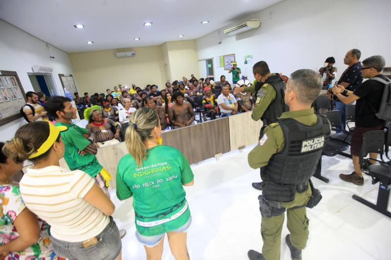 Semana dos Povos Indígenas. O maior evento do gênero no Estado começou neste domingo (15), com a chegada das cerca de 70 embarcações que se encontram no cruzamento dos rios Xingu e Fresco, na orla da cidade de São Félix do Xingu, sudeste do Pará. A reunião na Câmara Municipal (foto) é o momento em que os caciques discutem a programação, expõem anseios, dão sugestões e recebem os kits esportivos que serão usados durante os jogos. O encontro – quando também são repassadas orientações e informes sobre o esquema de segurança, as ações sociais e a dinâmica dos encontros – ocorre logo depois da chegada das tribos.
FOTO: RODOLFO OLIVEIRA / AG. PARÁ
DATA: 15.04.2018
SÃO FÉLIX DO XINGU - PARÁ <div class='credito_fotos'>Foto: Rodolfo Oliveira/Ag. Pará | <a href='/midias/2018/originais/4d25048a-cfce-437b-b3bc-010f5e9ae532.jpg' download><i class='fa-solid fa-download'></i> Download</a></div>