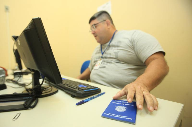 O estudante João Rabelo, 18 anos, começou a semana nesta segunda-feira, 3, comemorando sua primeira carteira de trabalho (foto). O documento foi tirado na sede da Secretaria de Justiça e Direitos Humanos. “Foi tudo muito rápido, agendei em uma sexta-feira e pouco mais de uma  semana depois ela está aqui. Agora é só mostrar para o meu patrão e iniciar minha carreira de trabalhador em uma pousada”, disse o jovem. A carteira de João foi uma das 7.922 carteiras de trabalho emitidas pela Sejudh neste ano de 2018. Cerca de 60% delas foram no interior do estado, em mais de 40 municípios visitados pela Sejudh. “ Nosso diferencial é esse. Somos o único órgão que vai até o cidadão no interior, proporcionando esse serviço”, disse  Eliandro Kogempa, diretor de Cidadania e Direitos Humanos da Sejudh. Há dois anos, as carteiras de trabalho passaram a ser informatizadas, com mais segurança ao cidadão e ao órgão emissor.  “O balanço que fazemos é positivo. Estamos com uma média de 30 agendamentos diários e entregamos a carteira de 3 a 4 dias úteis”, destacou Eliandro.

FOTO: THIAGO GOMES / AG. PARÁ
DATA: 03.12.2018
BELÉM - PARÁ <div class='credito_fotos'>Foto: Thiago Gomes /Ag. Pará   |   <a href='/midias/2018/originais/4d275f75-c77c-4300-a2cf-a9d773433a25.jpg' download><i class='fa-solid fa-download'></i> Download</a></div>