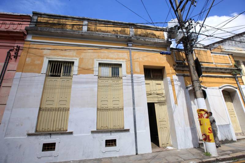Mais do que um policial, um amigo. É assim que cerca de 1.700 moradores de oito bairros de Belém passaram a enxergar o policial militar. A mudança de paradigma acontece três anos depois da criação do projeto “Vizinhança em Alerta”. A iniciativa surgiu a partir de uma demanda apresentada ao 2º Batalhão da Polícia Militar pelos moradores da Cidade Velha, primeiro bairro atendido pelo programa. O prédio fica na rua Dr. Assis, ao lado da Igreja da Sé, e foi cedido por tempo indeterminado. O local está sendo reformado para melhor atender os militares.
FOTO: MÁCIO FERREIRA / AG. PARÁ
DATA: 15.03.2018
BELÉM - PARÁ <div class='credito_fotos'>Foto: MÁCIO FERREIRA/ AG. PARÁ | <a href='/midias/2018/originais/4d2a7bdc-8943-4dda-bcd8-0d4738de56c0.jpg' download><i class='fa-solid fa-download'></i> Download</a></div>