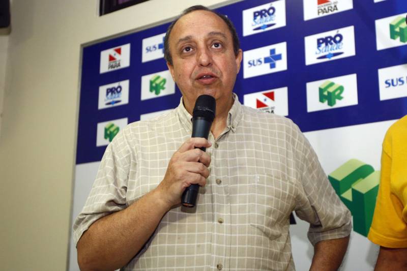 O Hospital Regional do Baixo Amazonas, em Santarém, vai se tornar o maior centro integrado de nefrologia do Norte do Brasil. Com a expansão do serviço de hemodiálise, autorizada pelo governador Simão Jatene neste sábado (10), a unidade, que já é referência nesse atendimento em todo o oeste do Pará, vai praticamente triplicar o número de máquinas e zerar a fila de pacientes na região. O investimento chega a R$ 10 milhões, em obras e equipamentos, e segue a política do governo do Estado de descentralizar a assistência de média e alta complexidade para o interior. “Vamos passar dos 200 pacientes que hoje atendemos mensalmente para 420, dobrando a capacidade de atendimento especializado. Serão cerca de 2,5 mil sessões a mais de hemodiálise por mês. Além disso, começaremos a fazer captação de rins de doadores falecidos, um novo serviço que se acopla aos transplantes que já fazemos no hospital. A ampliação, portanto, é a solução definitiva para o atendimento dessa demanda”, explicou o diretor geral do Hospital Regional de Santarém, Hebert Moreschi. Esta semana, informou, a unidade fez o 16º transplante de rim. Ao chegar ao hospital para assinar a ordem de serviço que autoriza o início das obras, Jatene viu o projeto de expansão e visitou o centro de hemodiálise, onde conheceu mais sobre o serviço e conversou com pacientes. “O ideal, é claro, seria que pudéssemos evitar, ainda na atenção básica, que pacientes diabéticos, por exemplo, se tornassem renais crônicos, mas como isso ainda não ocorre, existe esse serviço aqui para amenizar o sofrimento de quem precisa de uma máquina de hemodiálise para sobreviver”, afirmou o governador. Na foto, Vitor Mateus.
FOTO: THIAGO GOMES / AG PARÁ
10.03.2018
SANTARÉM - PARÁ <div class='credito_fotos'>Foto: Thiago Gomes /Ag. Pará | <a href='/midias/2018/originais/4d3ae9b9-73f1-4c1a-a97a-c57dbb9360ee.jpg' download><i class='fa-solid fa-download'></i> Download</a></div>