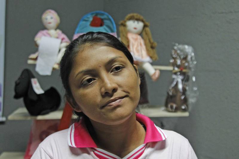 As detentas do Centro de Recuperação Feminino (CRF), em Ananindeua, e que fazem parte da Cooperativa Social de Trabalho Arte Feminina Empreendedora (Coostafe) - primeira formada exclusivamente por mulheres presas no Brasil -, ganharam nova oportunidade para vender os produtos produzidos e expandir o negócio, que começou dentro da unidade prisional há cerca de quatro anos. Uma parceria entre a Superintendência do Sistema Penitenciário do Estado (Susipe) e a Associação dos Distribuidores Atacadistas do Estado do Pará (Adapa), viabilizou espaço dentro de um shopping center de Ananindeua, para venda dos trabalhos produzidos na cooperativa com o Amigos do Meio Ambiente (AMA), projeto de sustentabilidade socioambiental. Duas detentas vão diariamente ao local fazer a venda dos produtos, acompanhadas de uma agente penitenciária da Susipe. Lá, estão expostos todo o artesanato feito por elas, inclusive com material reciclável, transformando o lixo em artigos de luxo. Na foto, a interna Patrícia Barbosa, de 25 anos.
FOTO: AKIRA ONUMA / ASCOM SUSIPE
DATA: 23.04.2018
BELÉM - PARÁ <div class='credito_fotos'>Foto: Akira Onuma / Ascom Susipe | <a href='/midias/2018/originais/4d3c304d-e1a9-4dab-833c-872aef3647ae.jpg' download><i class='fa-solid fa-download'></i> Download</a></div>