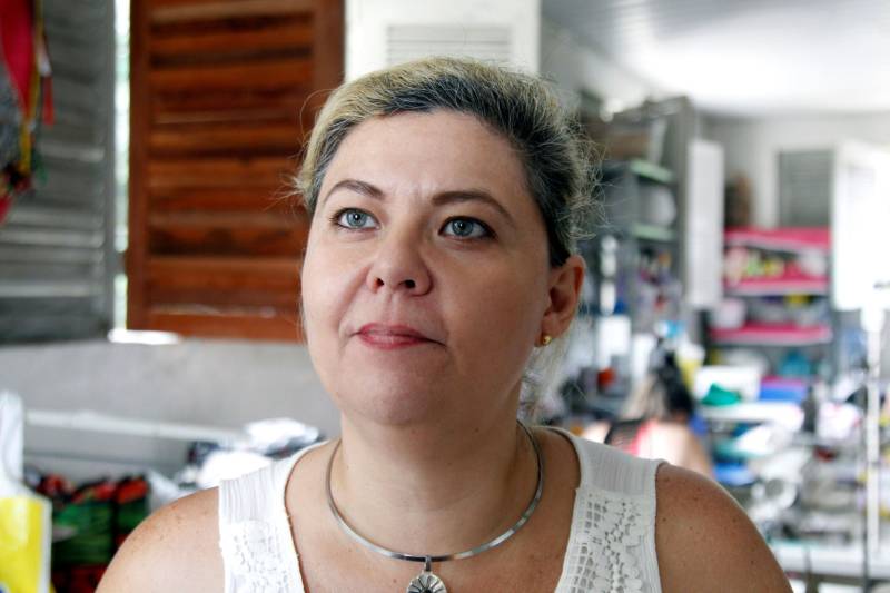 A relação entre mãe e filho começa a se fortalecer já nos primeiros meses de gravidez. O momento do parto é o grande encontro, que dá início a um período de descobertas e conhecimento mútuo. Para não interromper a relação entre a detenta e seu filho, a Superintendência do Sistema Penitenciário do Estado (Susipe) custodia lactantes e gestantes na Unidade Materno-infantil (UMI), localizada em Ananindeua (Região Metropolitana de Belém). Segundo dados do Conselho Nacional de Justiça (CNJ), o Pará é o quinto estado com mais lactantes no Brasil, com 11 mulheres que amamentam nas unidades prisionais, ficando atrás apenas de São Paulo (com 96), Minas Gerais (34), Mato Grosso do Sul (16) e Pernambuco (13). Na foto, Carmem Botelho, diretora do Centro de Recuperação Feminino (CRF).
FOTO: AKIRA ONUMA / ASCOM
DATA: 15.02.2018
BELÉM - PARÁ <div class='credito_fotos'>Foto: Akira Onuma / Ascom Susipe | <a href='/midias/2018/originais/4d481dfe-733b-476d-bc83-9cf85e96335e.jpg' download><i class='fa-solid fa-download'></i> Download</a></div>