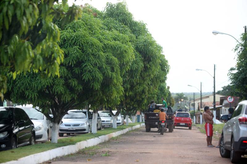 O Governo do Estado entregou na tarde desta sexta-feira (29), a ordem de serviço para a pavimentação de três quilômetros de vias no munícipio de Bonito (foto), no Nordeste do Estado. O documento foi entregue pelo chefe do Núcleo de Governo, José Megale. O investimento na ordem de R$ 1,3 milhão faz parte dos esforços do Governo do Estado em levar mais qualidade de vida à população. A assinatura contou com a participação do presidente da Assembleia Legislativa do Estado (Alepa), deputado Márcio Miranda, e do deputado Milton Campos, que também entregou as chaves de uma retroescavadeira adquirida através de emenda parlamentar.
FOTO: SIDNEY OLIVEIRA / AG. PARÁ
DATA: 29.06.2018
BONITO - PARÁ <div class='credito_fotos'>Foto: Sidney Oliveira/Ag. Pará | <a href='/midias/2018/originais/4d4c24e0-fa41-4933-87a2-832d5b384108.jpg' download><i class='fa-solid fa-download'></i> Download</a></div>