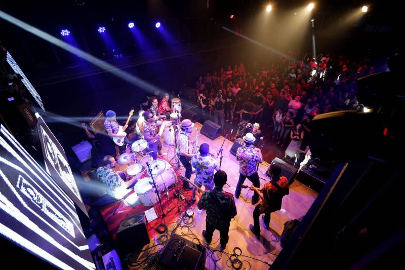 Uma noite de sons, ritmos e emoções. Assim pode ser definido o show da Mostra Protótipo, realizado na noite desta quinta-feira (21) no Teatro Universitário Cláudio Barradas, em Belém. Os artistas da Orquestra Pau e Cordista (foto), Azul Dossel, A Troca, DK, Inesita, Tula Tânia, Caruana, Gael Conhece o Mar, Pelé do Manifesto e Everton MC, e Toni Link levantaram o público do teatro com as 10 músicas selecionadas pela Cultura Rede de Comunicação no projeto.
FOTO: CAMILA LIMA / PORTAL CULTURA
DATA: 21.06.2018
BELÉM - PARÁ <div class='credito_fotos'>Foto: CAMILA LIMA / PORTAL CULTURA | <a href='/midias/2018/originais/4d554e18-b9e2-48f2-8c42-0a5bbaabc4e2.jpg' download><i class='fa-solid fa-download'></i> Download</a></div>
