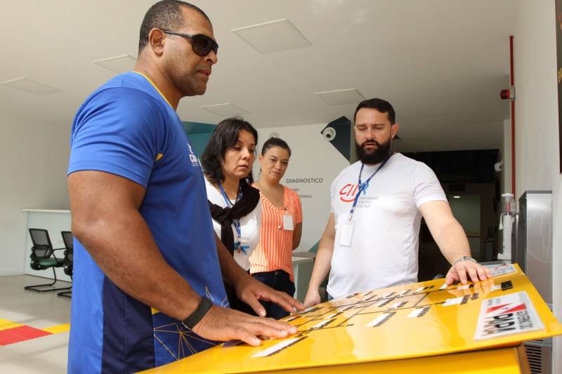 O Centro Integrado de Inclusão e Reabilitação (CIIR), em Belém, recebeu no último sábado (1°) a visita do tetracampeão paralímpico de judô Antônio Tenório. Acompanhado pelo diretor-executivo do Centro, José Neto, de outros diretores e fisioterapeutas, que descreveram a estrutura oferecida à população, o paratleta aprovou os recursos disponíveis no espaço.

FOTO: CRISTINO MARTINS / AG. PARÁ
DATA: 01.12.2018
BELÉM - PARÁ <div class='credito_fotos'>Foto: Cristino Martins/Ag. Pará   |   <a href='/midias/2018/originais/4d5ede3e-80b3-4295-9897-d5b3dfa5b0e7.jpg' download><i class='fa-solid fa-download'></i> Download</a></div>