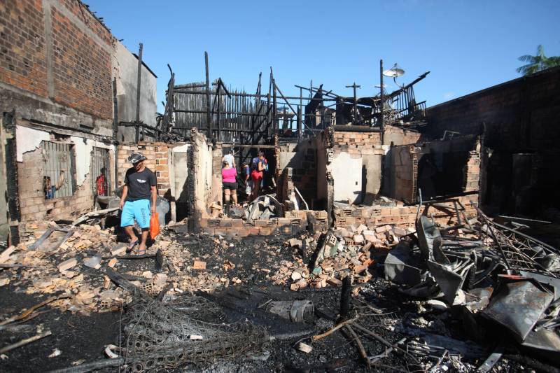 Equipes do Corpo de Bombeiros continuam o trabalho no local do incêndio que ocorreu nesta quinta-feira, 31, na passagem Serrão de Castro, próximo à avenida José Bonifácio, no bairro do Guamá, em Belém.
FOTO: MARCELO LELIS / AG. PARÁ
DATA: 01.06.2018
BELÉM - PARÁ <div class='credito_fotos'>Foto: Marcelo Lelis / Ag. Pará | <a href='/midias/2018/originais/4d62687d-84ac-45a8-9231-e872007d9244.jpg' download><i class='fa-solid fa-download'></i> Download</a></div>