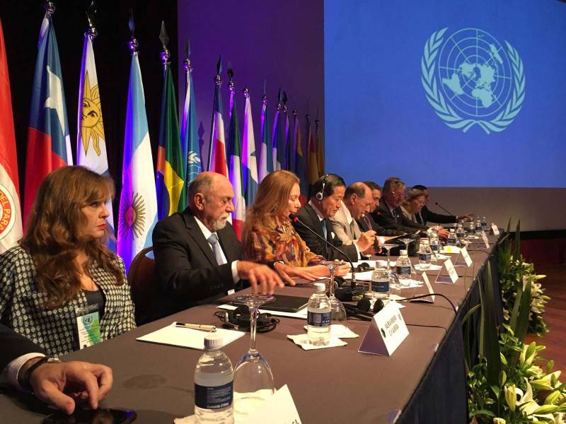 O governador do Pará, Simão Jatene, representou nesta segunda-feira (02) os governadores dos estados brasileiros no Fórum Internacional para a segurança humana na América Latina e defendeu o interesse do Estado em receber um campi da futura Universidade Mundial de Segurança e Desenvolvimento Social da Organização das Jatene reforça interesse do Pará em sediar campus da Universidade da Segurança da ONU. O governador do Pará, Simão Jatene, representou nesta segunda-feira (02) os governadores dos estados brasileiros no Fórum Internacional para a segurança humana na América Latina e defendeu o interesse do Estado em receber um campus da futura Universidade Mundial de Segurança e Desenvolvimento Social da Organização das Nações Unidas (ONU), que está sendo planejada para ser instalada sua sede no Brasil. A instituição deverá disseminar o conhecimento internacional da segurança, a partir da troca de conhecimento, investimento em tecnologia, inteligência e inovação. O Fórum é realizado pelo Coplad (Comitê Permanente da América Latina para Prevenção do Crime), um Programa do Instituto Latino-Americano da Organização das Nações Unidas para Prevenção do Crime e Tratamento do Delinquente (Ilanud).
FOTO: SECOM
DATA: 02.04.2018
SÃO PAULO - SP <div class='credito_fotos'>Foto: Secom | <a href='/midias/2018/originais/4d69d53b-62c2-44e9-980c-1f1193d160d7.jpg' download><i class='fa-solid fa-download'></i> Download</a></div>