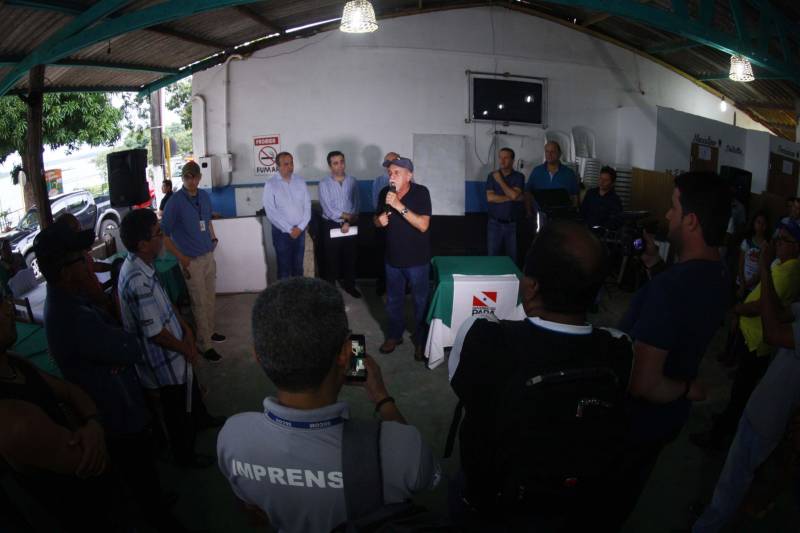 O distrito de Alter do Chão, destino turístico internacional onde fica a praia que já foi eleita a mais bonita do Brasil, recebe investimentos do governo do Estado nas áreas de infraestrutura e saneamento básico. O governador Simão Jatene (foto), que cumpre agenda em três municípios do oeste paraense nesta sexta-feira (9) e sábado (10), assinou nesta sexta a ordem de serviço que autoriza o início da construção do novo sistema de abastecimento de água da vila, localizada a cerca de 28 quilômetros de Santarém. Orçada em R$ 11 milhões, a obra vai levar água de qualidade aos mais de sete mil habitantes da comunidade. Com o novo sistema de captação e tratamento de água, a meta é alcançar 100% dos imóveis no distrito. Segundo o presidente da Companhia de Saneamento do Pará (Cosanpa), Cláudio Conde, a obra é uma implantação pioneira em Alter do Chão, já que será o primeiro sistema do tipo fora de um núcleo urbano. O contrato com a empresa executora foi assinado na quinta-feira (8). A previsão é que os trabalhos sejam iniciados imediatamente e concluídos no prazo de 18 meses.
FOTO: THIAGO GOMES / AG. PARÁ
DATA: 09.03.2018
SANTARÉM - PARÁ <div class='credito_fotos'>Foto: Thiago Gomes /Ag. Pará | <a href='/midias/2018/originais/4d783bff-80bc-4863-94d8-1f9f2858e5fb.jpg' download><i class='fa-solid fa-download'></i> Download</a></div>