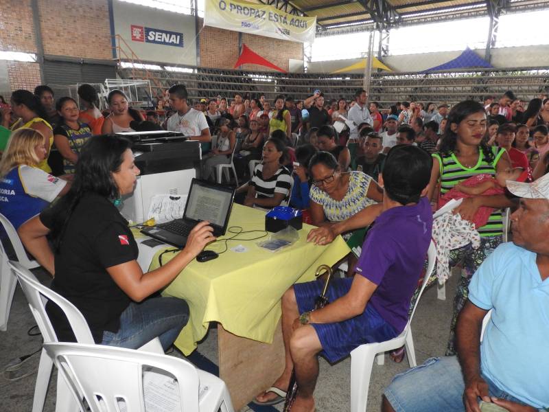 Termina neste sábado, 17, o atendimento da Caravana Pro Paz Cidadania em Bragança, município localizado na região nordeste do estado. Com o apoio da prefeitura e secretarias estaduais, a ação começou na quinta-feira, 15, no ginásio do Senai. Até o momento, mais de dois mil atendimentos foram feitos. A população pode solicitar a emissão de RG, CPF, certidão de nascimento (1° e 2° via), Id Jovem, identidade de nome social e aconselhamento jurídico.
FOTO: CARLOS SODRÉ / AG. PARÁ
DATA: 16.03.2018
BRAGANÇA - PARÁ <div class='credito_fotos'>Foto: Carlos Sodré/Agência Pará | <a href='/midias/2018/originais/4d7f384e-e8c8-4a6e-8bcc-477486ccbb2d.jpg' download><i class='fa-solid fa-download'></i> Download</a></div>