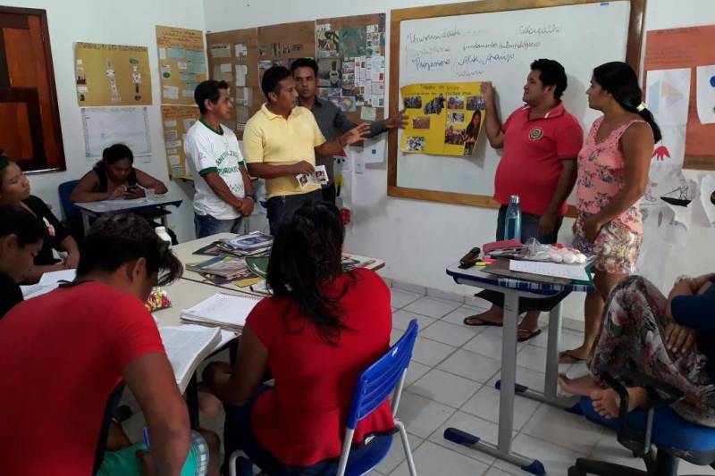 A conservação dos valores, da identidade e das línguas tradicionais tem na formação de professores indígenas sua maior aliada no Pará. Desde 2012, o Governo do Estado, por meio do Núcleo de Formação Indígena (Nufi), da Universidade do Estado do Pará (Uepa), avança na articulação com as comunidades e organizações e a política indigenista da instituição com a garantia dos cursos de graduação e pós-graduação em Licenciatura Intercultural Indígena, que atende à emergência histórica de apropriação, pelos povos, de sua formação escolar. Com cinco turmas de professores já graduados – das etnias Gavião, Tembé e Suruí Aikewara, Wai-Wai e Tapajós Arapiuns –, a formação dos educadores indígenas subsidia uma educação capaz de expressar a diversidade e pluralidade de suas culturas, com respeito aos processos próprios de aprendizagem, conforme preconiza a Constituição Federal para a garantia de direitos dessas comunidades. Atualmente, há seis turmas de graduação em andamento, com 206 alunos de diversas etnias matriculados. Na pós-graduação, há a reserva de vagas aos egressos do curso de Licenciatura Intercultural Indígena, mas também ingressam alunos oriundos de outras áreas, o que já contabiliza três turmas em curso, totalizando 122 alunos.
FOTO: DIVULGAÇÃO
DATA:19.04.2018
BELÉM - PARÁ <div class='credito_fotos'>Foto: Divulgação | <a href='/midias/2018/originais/4d80c309-89e1-462f-b755-ff3e0653dfd0.jpg' download><i class='fa-solid fa-download'></i> Download</a></div>