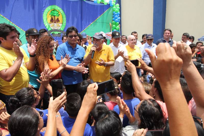 "Agora a população terá um lugar mais organizado, com mais higiene para comprar seu pescado e a sua carne. E pra gente que possui restaurante é melhor ainda, pois além da facilidade de adquirir os alimentos, o mercado também atrai clientes", comemorou Jaqueline Cardoso, 20 anos, que possui um ponto de venda de comidas em frente ao Mercado Municipal José Noronha Monteiro, no distrito de Boa Vista, em Quatipuru, no nordeste paraense. O espaço foi entregue oficialmente à população nesta segunda-feira (19), assim como as obras de pavimentação asfáltica da PA-446 e de cinco pontes em concreto ao longo da rodovia. A cerimônia contou com a presença do governador Simão Jatene, parlamentares, prefeitos da região entre outras autoridades locais. "Essas são importantes obras que vão beneficiar não só a população de Quatipuru, mas de toda a região. E faço questão de ressaltar que em todas elas existe o dinheiro dos impostos que todos nós paraenses pagamos. Esse é o retorno que fazemos questão de dar à população. Nós gestores somos apenas instrumentos desse grande desenvolvimento, quem financia é o povo", afirmou o governador Simão Jatene.
FOTO: CRISTINO MARTINS / AG. PARÁ
DATA: 19.03.2018
QUATIPURU - PARÁ <div class='credito_fotos'>Foto: Cristino Martins/Ag. Pará | <a href='/midias/2018/originais/4d8372a9-fe3d-449c-90c8-9398527f2d43.jpg' download><i class='fa-solid fa-download'></i> Download</a></div>