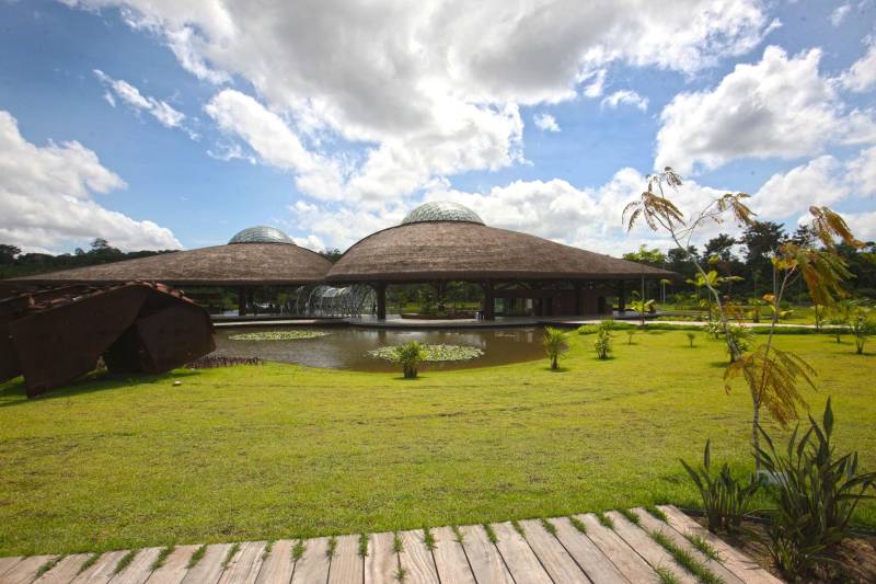 O Parque Estadual do Utinga (PEUt) o mais importante espaço de preservação e estudo da biodiversidade dentro da Região Metropolitana de Belém será reaberto à população a partir desta sexta,16, a partir das 16h30, com apresentações artísticas, com o Boi Veludinho, crianças do Pro Paz e a premiada Orquestra Sinfônica do Theatro da Paz. A apresentação será em um espaço ao ar livre e não será necessária a retirada de ingressos, por esse motivo, a recomendação é que o público chegue cedo, porque a entrada será fechada quando o espaço estiver lotado. No sábado, será realizada uma grande caminhada, a partir das 8 horas, com paradas para informações educativas sobre a fauna, flora e sobre os novos espaços. Por conta da grande quantidade de pessoas, incluindo crianças e idosos, o Corpo de Bombeiros recomendou e, a organização do evento acatou, a necessidade de se evitar durante a manhã do sábado o trânsito de veículos sobre rodas, como carros, bicicletas, skates e patins. Depois das 12 horas e durante todo o funcionamento do parque, a entrada e o uso por praticantes desta modalidade está completamente liberada. No domingo, o parque abrirá às 5h30 e funcionará até as 17h, assim como nos outros dias, de segunda a segunda. As atividades de manutenção do espaço vão requerer que o parque seja fechado para acesso ao público eventualmente, mas essas datas serão definidas de acordo com a demanda.
FOTO: IGOR BRANDÃO / AG PARÁ
DATA: 15.03.2018
BELÉM - PARÁ <div class='credito_fotos'>Foto: IGOR BRANDÃO / AG. PARÁ | <a href='/midias/2018/originais/4d86280a-0579-47b3-b3a4-ce4e9223b134.jpg' download><i class='fa-solid fa-download'></i> Download</a></div>