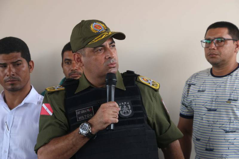 A população do município de Gurupá recebeu, na manhã desta segunda (22), a Unidade Integrada de Policiamento Pro Paz (UIPP) do município. Um investimento de mais um milhão de reais que irá substituir a unidade de polícia que funcionava no mesmo prédio desde a década de 70. O secretário de Estado de Segurança Pública, Luiz Fernandes representou o Governador do Estado na inauguração. O evento contou também com a presença do Comandante Geral da Polícia Militar Hilton Benigno (foto) e o delegado Sílvio Maués representando o Delegado Geral de Polícia Civil. A nova UIPP dispõe de salas para direção, investigadores, registro de ocorrências, espera, cartório, sala de reconhecimento de suspeitos, comando da Polícia Militar e corporação, além de espaços para mediação de conflitos. Luiz Fernades explicou que já forma construídas mais de 70 UIPPs em todo o Estado e que atendem a população não apenas no que diz respeito ao atendimento policial como também o social. “É este o referencial dos conceito das Unidades Integradas de Policiamento”, comentou o secretário que também anunciou a entrega de uma lancha nova para o policiamento fluvial nesta região.
FOTO: SIDNEY OLIVEIRA / AG. PARÁ
DATA: 21.10.2018
GURUPÁ - PARÁ <div class='credito_fotos'>Foto: Sidney Oliveira/Ag. Pará | <a href='/midias/2018/originais/4d9328d2-9081-47eb-9acb-c7893607a138.jpg' download><i class='fa-solid fa-download'></i> Download</a></div>