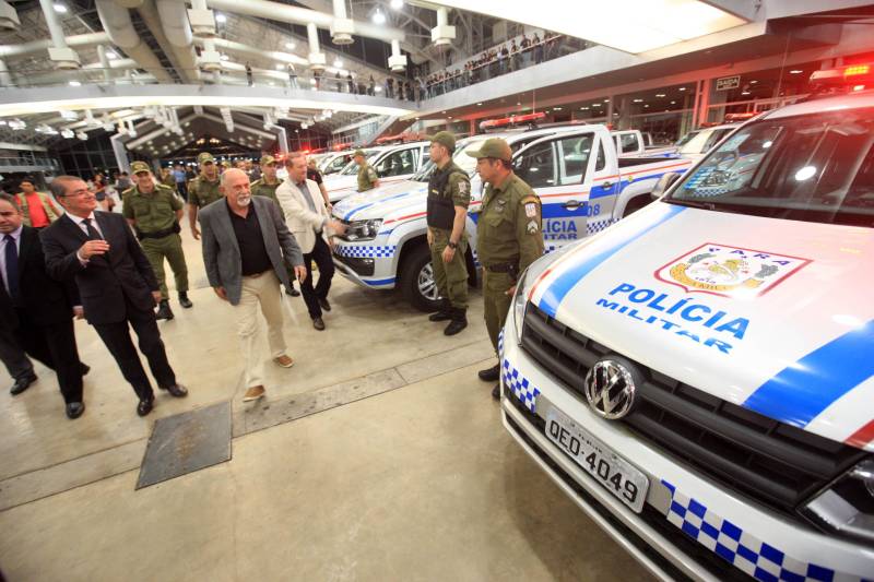 O Governo do Pará segue firme na política de prevenção e redução da criminalidade em todo o estado, com investimentos e o reforço de novos agentes que atuarão na segurança pública. Na tarde desta quinta-feira (22), os 474 aprovados em concurso público tomaram posse e receberam os equipamentos de trabalho. A cerimônia ocorreu no Hangar Convenções e Feiras da Amazônia, em Belém, e contou com a presença do governador Simão Jatene, entre outras autoridades.

FOTO: RODOLFO OLIVEIRA / AG. PARÁ
DATA: 22.03.2018
BELÉM - PARÁ <div class='credito_fotos'>Foto: Rodolfo Oliveira/Ag. Pará   |   <a href='/midias/2018/originais/4d96494b-9318-4e40-afd5-97142f1d764e.jpg' download><i class='fa-solid fa-download'></i> Download</a></div>