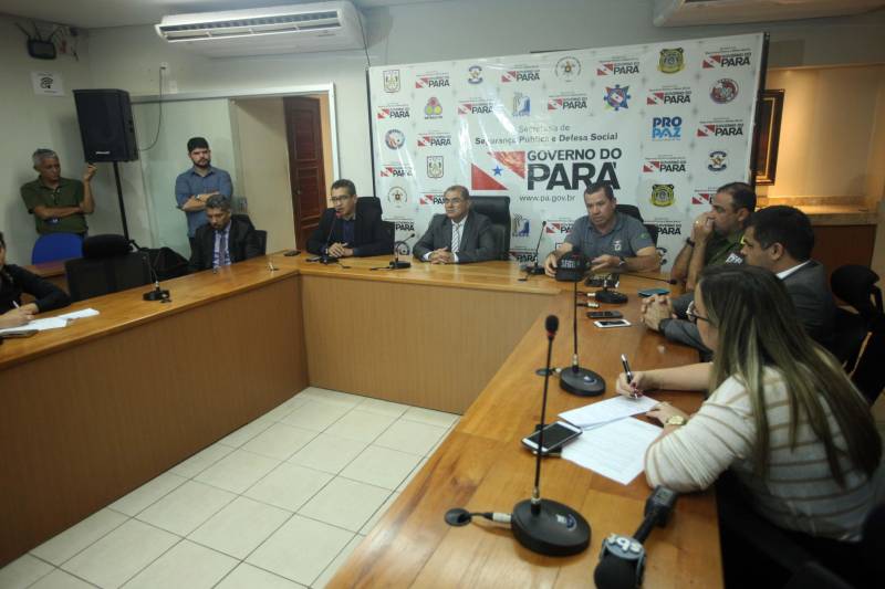 No início da tarde desta terça-feira (10), ocorreu uma tentativa de fuga em massa de presos do Centro de Recuperação Penitenciário do Pará III (CRPP III), no Complexo Prisional de Santa Izabel. A ação contou com apoio de um grupo externo fortemente armado. Os presos também tinham armas dentro do presídio. Na tentativa de resgate, foram utilizados explosivos contra um dos muros do solário do Pavilhão C. A confirmação das mortes foi dada no início da noite desta terça-feira (10) em entrevista coletiva concedida pelo secretário de estado de Segurança Pública e Defesa Social, Luiz Fernandes Rocha e pelo secretário adjunto de Gestão Operacional da Segup, coronel André Cunha.
FOTO: THIAGO GOMES / AG. PARÁ
DATA: 10.04.2018
BELÉM - PARÁ <div class='credito_fotos'>Foto: Thiago Gomes /Ag. Pará | <a href='/midias/2018/originais/4d974e65-f0c4-4e42-bff8-dd87e2fface6.jpg' download><i class='fa-solid fa-download'></i> Download</a></div>