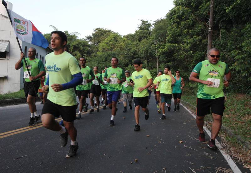 A sétima edição da Corrida e Caminhada do Servidor Público (foto), realizada no Parque do Utinga na manhã desde sábado, 10, reuniu mais de mil servidores do Governo do Pará com o objetivo de promover a saúde e a qualidade de vida. E foi com inspiração nesses dois pilares do evento que Renato Alves e Adriana Lima levaram, mais uma vez, o primeiro lugar do masculino e feminino da competição. Em sete anos de evento, a cabo do Corpo de Bombeiros Adriana Lima chegou em primeiro lugar 4 vezes. Em 2017, ela foi impedida de participar devido uma lesão no tornozelo causada por um acidente, mas esse ano se preparou com treinos pesados na areia, para ganhar força muscular. “Médicos disseram que eu nunca mais correria e ano passado eu fui assistir e chorei por não participar, mas esse ano eu vim para ganhar. Meu lema é lutar sempre desistir jamais”, disse a tetracampeã.
FOTO: CRISTINO MARTINS / AG. PARÁ
DATA: 10.11.2018
BELÉM - PARÁ <div class='credito_fotos'>Foto: Cristino Martins/Ag. Pará | <a href='/midias/2018/originais/4d9d31ce-ad0d-4b3d-8f79-a09efc7460a8.jpg' download><i class='fa-solid fa-download'></i> Download</a></div>
