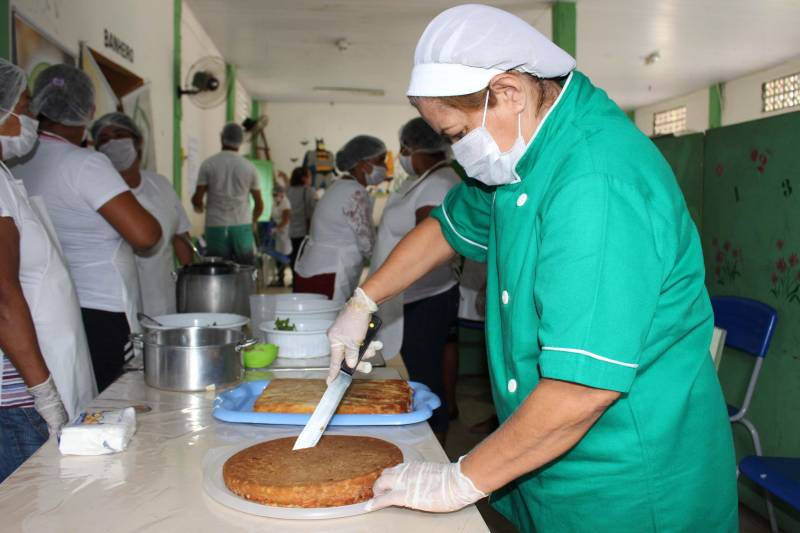 A pizza de talos e o bolo de banana fizeram parte do cardápio do último dia do curso de alimentação alternativa e reaproveitamento de alimentos (foto), nessa sexta-feira (27), no Bairro Curió-Utinga, em Belém. O curso faz parte do Projeto Cozinha Sustentável e foi realizado no Centro Comunitário da Passagem Cruzeiro Unidos com o Pantanal, por meio de parceria entre o Núcleo de Articulação e Cidadania (NAC) e a Empresa de Assistência Técnica e Extensão Rural do Estado do Pará (Emater). O objetivo da capacitação é oportunizar a inclusão socioprodutiva para pessoas em situação de vulnerabilidade social, com a produção de alimentos, contribuindo para a gestão autônoma de geração de renda em ações que priorizam o empreendedorismo individual para o desenvolvimento da economia local.
FOTO: RUAN MORAES / ASCOM NAC
DATA: 27.04.2018
BELÉM - PARÁ <div class='credito_fotos'>Foto: Ascom NAC | <a href='/midias/2018/originais/4da46a11-1b0f-430e-b43d-2e29ffbacd3d.jpg' download><i class='fa-solid fa-download'></i> Download</a></div>