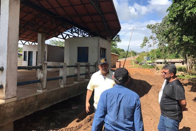 A Companhia de Portos e Hidrovias do Pará encerrou, nesta segunda-feira (12), uma agenda de visitas aos terminais hidroviários de Santana do Tapará, distrito portuário localizado no município de Santarém, e do município de Curuá. As estruturas portuárias fazem parte de um pacote de mais de R$ 80 milhões, fruto de financiamento entre Caixa Econômica Federal e Governo do Estado, para a construção de sete terminais na região do Baixo Amazonas.
FOTO: SAMUEL ALVARENGA / SECOM
DATA: 13.03.2018
SANTANA DO TAPARÁ - PARÁ <div class='credito_fotos'>Foto: Samuel Alvarenga / Secom | <a href='/midias/2018/originais/4daa5a77-9234-4230-9da6-ffc96f757ab3.jpg' download><i class='fa-solid fa-download'></i> Download</a></div>