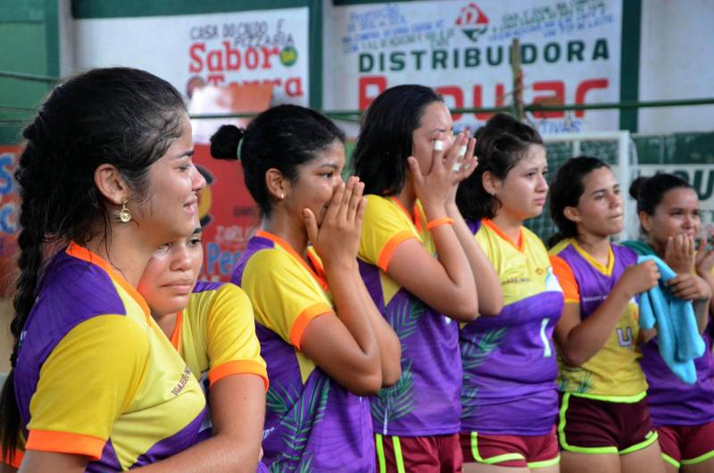 A Regional Mocajuba dos Jogos Estudantis Paraenses (JEPs), que ocorreu de 16 a 20 deste mês reunindo municípios do Baixo Tocantins, foi encerrada com festa no final de semana, pelos atletas que garantiram vagas na Etapa Estadual da competição, marcada para o período de 19 a 22 de junho, na Arena Guilherme Paraense, em Belém, com as finais transmitidas ao vivo pela TV Cultura do Pará. Na foto, modalidade Voleibol Feminino/Categoria B - Município de Igarapé-Miri/Escola Estadual Manoel Antônio de Castro
FOTO: ELISEU DIAS / ASCOM SEDUC
DATA: 20.05.2018
MOCAJUBA - PARÁ <div class='credito_fotos'>Foto: Eliseu Dias / Ascom Seduc | <a href='/midias/2018/originais/4dac8395-1bc2-4b7f-b12a-9a1bda247d0b.jpg' download><i class='fa-solid fa-download'></i> Download</a></div>