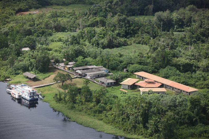 Mais de duas mil pessoas já foram vacinadas contra a raiva em Melgaço, no arquipélago do Marajó, após a chegada das equipes de Vigilância Epidemiológica e Vigilância em Saúde da Secretaria de Estado de Saúde (Sespa) nesta quarta-feira (23). As ações fazem parte de um reforço na prevenção e investigação ao vírus da raiva humana no município, iniciado após a Sespa ser notificada sobre essas ocorrências no último dia 4 de maio. Foram disponibilizadas 6 mil vacinas – administrada em quatro doses –, mil soros e entregues 500 mosquiteiros para a população da região. As ações se concentram em localidades ao longo do rio Laguna, cerca de 70 km da sede de Melgaço, onde residem aproximadamente 3.000 pessoas. Lucineia Pinheiro, moradora da comunidade São José, foi uma das pessoas vacinadas, e acredita que a ação vai ajudar a prevenir as mortes. Na foto, ação na comunidade Pimental.

FOTO: MARCELO LELIS / AG. PARÁ
DATA: 23.05.2018
MELGAÇO - PARÁ <div class='credito_fotos'>Foto: Marcelo Lelis / Ag. Pará   |   <a href='/midias/2018/originais/4dadcae3-43ad-476b-883c-9a56558c2acc.jpg' download><i class='fa-solid fa-download'></i> Download</a></div>