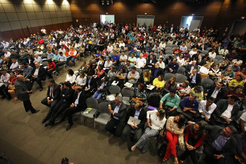 O primeiro dia do Fórum Permanente de Prefeitas e Prefeitos dos Municípios Sustentáveis contou com a participação de 85 prefeitos , 17 vices e 21 secretários municipais dos 141 municípios manifestaram interesse em adotar as diretrizes do programa. Para o governador Simão Jatene (foto), esta grande participação simboliza a união de agentes públicos que colocaram os interesses coletivos acima dos interesses individuais para construir um estado melhor para todos. Com o tema “Gestão Compartilhada”, o evento traz as experiências e os desdobramentos das agendas governamentais que foram planejadas em parceria com as gestões municipais. Através da Secretaria Extraordinária de Municípios Sustentáveis (Semsu) Governo do Pará, por meio da Semsu, investe na capacitação dos municípios para a promoção de uma gestão fiscal eficiente. Para Izabela Jatene, este primeiro dia serviu para sinalizar o quanto os gestores estão preocupados com o equilíbrio da questão fiscal dos municípios e em desenvolver uma governança compartilhada para desenvolver seus municípios.
FOTO: ANTÔNIO SILVA / AG. PARÁ
DATA: 07.02.2018
BELÉM - PARÁ <div class='credito_fotos'>Foto: Antônio Silva/Ag. Pará | <a href='/midias/2018/originais/4db7a635-9130-407b-8300-4e4ee9124a55.jpg' download><i class='fa-solid fa-download'></i> Download</a></div>