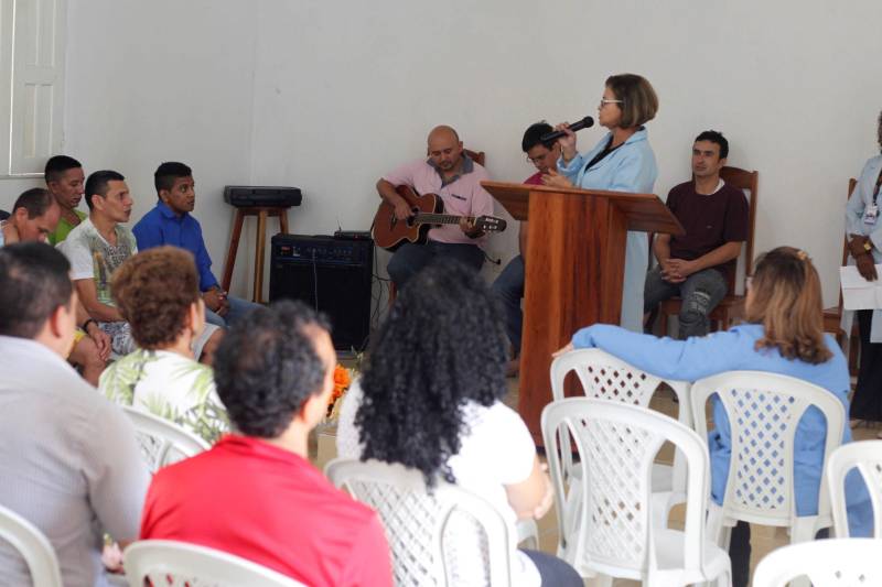 A erradicação do analfabetismo nos presídios do Pará é uma das metas de gestão da Superintendência do Sistema Penitenciário do Estado (Susipe), que por meio da sua Diretoria de Reinserção Social, realizou na manhã da última quinta-feira (22), a cerimônia de entrega do certificado de alfabetização à 32 internos custodiados no Centro de Recuperação do Coqueiro (CRC). Na foto, a gerente de ensino acadêmico da Susipe, Guilhermina Castro.

FOTO: AKIRA ONUMA / ASCOM SUSIPE
DATA: 22.11.2018
BELÉM - PARÁ <div class='credito_fotos'>Foto: Akira Onuma / Ascom Susipe   |   <a href='/midias/2018/originais/4db9da3c-b559-47ac-8eba-0ee97666fc81.jpg' download><i class='fa-solid fa-download'></i> Download</a></div>