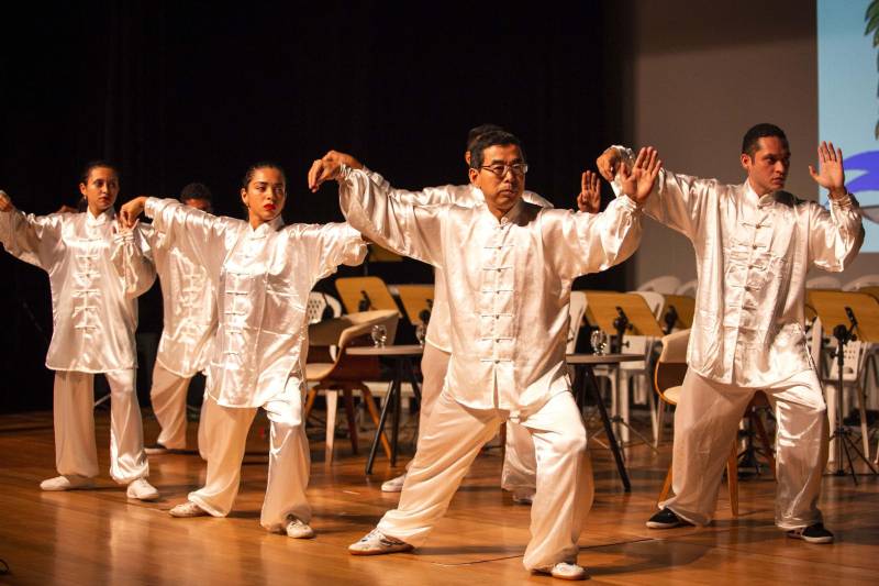 Cerimônia de comemoração dos 25 anos da Uepa (Jubilei de prata) e entrega de título de doutor Honoris Causa ao médico, folclorista e ambientalista Camillo Vianna. O evento foi realizado na noite desta terça-feira, 29, no auditório do Sesi, em Belém.
Na foto, apresentação de Tai Chi Chuan, pelo professor Pang Hui e alunos do Instituto Confúcio.
FOTO: NAILANA THIELY / ASCOM UEPA
DATA: 29.05.18
BELÉM - PARÁ <div class='credito_fotos'>Foto: Nailana Thiely / Ascom Uepa | <a href='/midias/2018/originais/4dba7a95-06af-4266-99e3-77b6c585602b.jpg' download><i class='fa-solid fa-download'></i> Download</a></div>