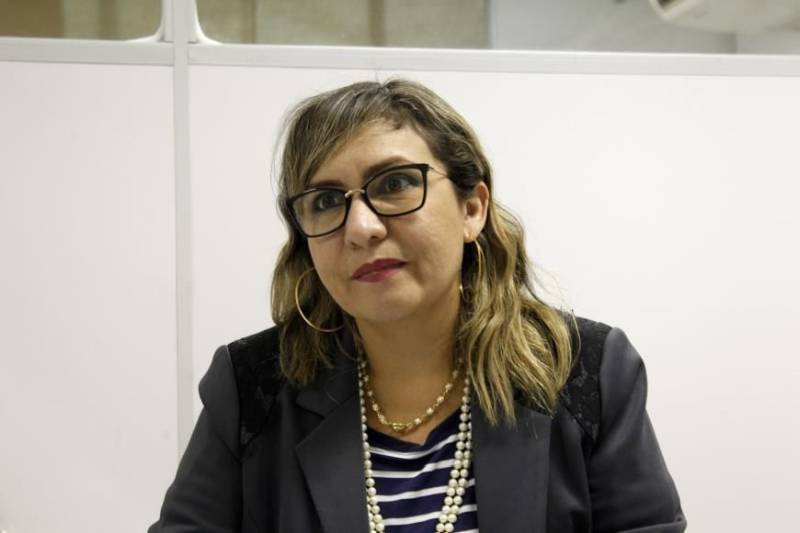 O Núcleo Gestor de Monitoração Eletrônica (NGME) de Marabá, começou a funcionar nesta terça-feira (18), com capacidade para monitorar 186 internos. O NGME de Marabá atuará com cinco servidores em duas salas, uma para instalação da tornozeleira eletrônica e outra para o monitoramento. No total, sete detentas foram as primeiras a serem beneficiadas com a medida alternativa e uso das tornozeleiras eletrônicas no município, sendo cinco do regime semi-aberto e duas do regime fechado, com base na progressão antecipada de pena determinada pela Justiça. A decisão foi do juiz Titular da vara de Execução Penal de Marabá, Caio Berardo, e se baseia na Súmula Vinculante 56, do Supremo Tribunal Federal (STF), ao recomendar que "na falta de estabelecimento penal adequado, não autoriza a manutenção do condenado em regime prisional mais gravoso podendo ser deferida a prisão domiciliar ao sentenciado". Com base nessa decisão, o juiz determinou então a progressão antecipada de pena das internas para o regime aberto, com o monitoramento eletrônico. Na foto, a coordenadora de Procedimentos de Custódia, da Diretoria de Execução Criminal da Susipe, Waléria Albuquerque.

FOTO: ASCOM / SUSIPE
DATA: 19.12.2018
MARABÁ - PARÁ <div class='credito_fotos'>Foto: ASCOM SUSIPE   |   <a href='/midias/2018/originais/4dc23aa8-597b-40e9-aea6-b8a8bf34adb5.jpg' download><i class='fa-solid fa-download'></i> Download</a></div>