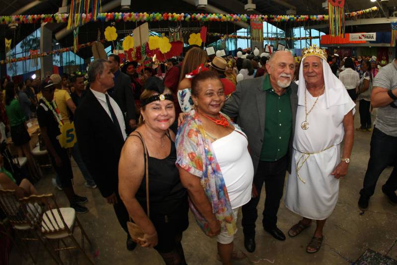 Mais de quatro mil idosos caíram na folia na tarde desta quarta-feira (7), durante o 18° Baile Carnavalesco da Melhor Idade, do projeto Vida Ativa, executado pela Secretaria de estado de Esporte e Lazer (Seel). Uma das grandes atrações foi o concurso que escolheu a “Rainha das Rainhas” da terceira idade, título que este ano ficou com a candidata Lindaura Cardoso, de 63 anos. O governador Simão Jatene (foto) fez questão de prestigiar o evento.
FOTO: CARLOS SODRÉ / AG. PARÁ
DATA: 07.02.2018
BELÉM - PARÁ <div class='credito_fotos'>Foto: CARLOS SODRÉ / AG. PARÁ | <a href='/midias/2018/originais/4dca8b76-99bc-41e5-8805-01cc3d39a07a.jpg' download><i class='fa-solid fa-download'></i> Download</a></div>