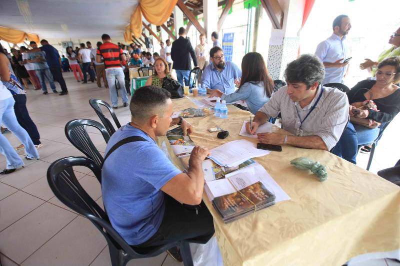 Mais de 300 produtores compareceram à arena Bira's, em Igarapé-Miri, no nordeste paraense, na manhã de quinta-feira (15), em busca de informações sobre crédito, qualificação profissional, regularização fundiária e cadeia produtiva. O público foi atendido pela "Caravana Pará 2030 - Igarapé-Miri", promovida pelo governo do Estado, que levou ao município os serviços de várias secretarias, bancos e instituições ligadas à produção e à intermediação de negócios.
FOTO: RODOLFO OLIVEIRA / AG. PARÁ
DATA: 16.03.2018
IGARAPÉ-MIRI - PARÁ <div class='credito_fotos'>Foto: Rodolfo Oliveira/Ag. Pará | <a href='/midias/2018/originais/4de3b381-2447-4a66-8385-532eca43d97a.jpg' download><i class='fa-solid fa-download'></i> Download</a></div>