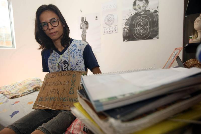 Se passar em uma universidade pública, competindo com jovens que estudam em escolas particulares e têm o reforço dos cursinhos preparatórios, já é difícil, imagine passar em três processos seletivos diferentes em universidades públicas. Essa foi a proeza de Pedro Castro (foto). Com apenas 17 anos, ele passou em Engenharia Florestal na Universidade Federal Rural da Amazônia (Ufra), em Biomedicina na Universidade Federal do Pará, e em Engenharia Biomédica, também na UFPA, curso este pelo qual optou.
FOTO: SIDNEY OLIVEIRA / AG. PARÁ
DATA: 14.02.2018
BELÉM - PARÁ <div class='credito_fotos'>Foto: Sidney Oliveira/Ag. Pará | <a href='/midias/2018/originais/4de5e4e1-fd4d-4e05-b421-f4e876b55ba8.jpg' download><i class='fa-solid fa-download'></i> Download</a></div>