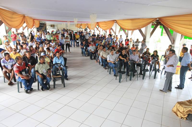 Fica no Pará a cidade que é conhecida como a capital mundial do açaí. Igarapé-Miri, no Baixo Tocantins, localizada a cerca de 78 quilômetros de Belém, respira e vive do fruto que está na mesa do paraense há gerações. Com o desafio de transformar essa meca da produção açaizeira em uma potência industrial, o governo do Estado colocou o município na rota da Caravana Pará 2030, para apresentar aos empresários e produtores locais os benefícios de fazer parte do programa que traça novos horizontes e mercados para o açaí nosso de todo dia. Na última passagem da caravana por Igarapé-Miri, no mês passado, pelo menos sete empresas que hoje extraem a polpa do açaí buscaram informações junto à Secretaria de Estado de Desenvolvimento Econômico, Mineração e Energia (Sedeme) para saber mais sobre o programa de incentivos fiscais cujo objetivo é estimular a verticalização da produção. No município, três já são incentivadas: Amazon Palmitos Ltda., Nutrilatino Indústria e Comércio de Exportação e Importação Ltda. e Bony Açaí. As empresas que aderem ao programa recebem incentivo fiscal de até 95% e, em contrapartida, se comprometem a colocar no mercado produtos de maior valor agregado. “Precisamos deixar de ser um Estado meramente exportador de açaí in natura ou em polpa para nos tornarmos também um expoente na indústria. Hoje, grande parte do nosso fruto sai do Pará para ser industrializado em outros Estados. Ao trazer esse processo para cá, estaremos gerando empregos locais e promovendo o desenvolvimento”, defende o titular da Sedeme, Adnan Demachki (foto).
FOTO: RODOLFO OLIVEIRA / AG. PARÁ
DATA: 16.03.2018
IGARAPÉ - MIRI - PARÁ <div class='credito_fotos'>Foto: Rodolfo Oliveira/Ag. Pará | <a href='/midias/2018/originais/4deb25b7-4593-4a3a-8c83-a190a934b9b2.jpg' download><i class='fa-solid fa-download'></i> Download</a></div>