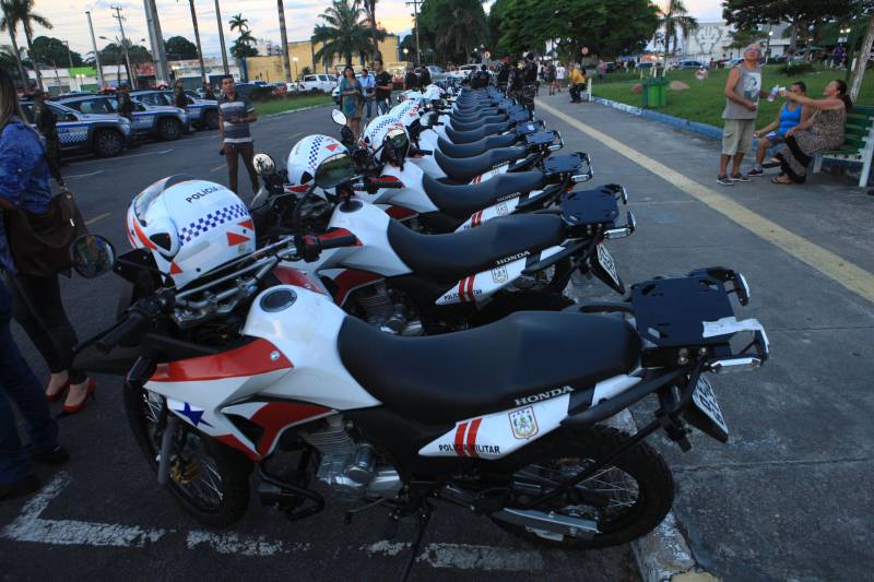 A agenda governamental terminou no município de Castanhal com a entrega de 18 viaturas e 20 motos para a Polícia Militar (PM) e duas ambulâncias resgate para o Corpo de Bombeiros. A secretária de Municípios Sustentáveis, Izabela Jatene, que representou o governador Simão Jatene, fez um balanço positivo das ações.

FOTO: RODOLFO OLIVEIRA / AG. PARÁ
DATA: 13.06.2018
CASTANHAL - PARÁ <div class='credito_fotos'>Foto: Rodolfo Oliveira/Ag. Pará   |   <a href='/midias/2018/originais/4df01b8c-aead-4cdb-af51-cb7bd9737582.jpg' download><i class='fa-solid fa-download'></i> Download</a></div>