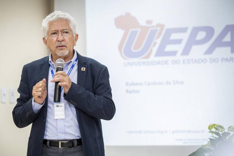 Posse de professores concursados na Uepa em Marabá, na tarde desta sexta-feira, 6, no auditório do bloco IV.
FOTO: NAILANA THIELY
DATA: 06.04.18
MARABÁ-PARÁ
<div class='credito_fotos'>Foto: Agência Pará | <a href='/midias/2018/originais/4df0b1b9-0f9a-4764-b32c-b2b3711c21b0.jpg' download><i class='fa-solid fa-download'></i> Download</a></div>