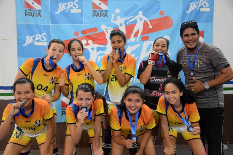 Emoção. Este foi o sentimento predominante nas partidas finais da regional de Carajás dos Jogos Estudantis Paraenses (Jeps), realizadas neste sábado (26), no Ginásio Poliesportivo de Parauapebas. Desta etapa, os municípios de Marabá, Parauapebas, Rondon do Pará, Jacundá e Bom Jesus do Tocantins são as delegações campeãs e, em junho, vão participar da etapa Estadual, em Belém. Na foto, futsal - Jacundá (Escola Estadual Profª Maria da Glória Rodrigues Paixão)
FOTO: FERNANDO NOBRE / ASCOM SEDUC
DATA: 26.05.2018
PARAUAPEBAS - PARÁ <div class='credito_fotos'>Foto: FERNANDO NOBRE/ASCOM SEDUC | <a href='/midias/2018/originais/4df25a69-e3a4-4565-a66c-94b2ea5c51f4.jpg' download><i class='fa-solid fa-download'></i> Download</a></div>