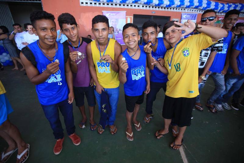 Nesta sexta-feira, uma programação (foto) alegre e diferenciada marcou as comemorações pelos 14 anos do Pro Paz no Pará, iniciativa que surgiu em 2004 como um programa do Governo do Estado, convertida mais tarde em política pública por força de decreto, até se consolidar, em 2015, na Fundação Pro Paz, que tem a missão de racionalizar e ordenar recursos e ações para transformar a vida de milhares de paraenses em situação de vulnerabilidade social. A existência do Pro Paz fez do Pará vanguarda na Federação, por ser o único estado que possui, há mais de dez anos, um protocolo padrão para atendimento a crianças e adolescentes vítimas de violência que é modelo para o Brasil, referendado pela ONG Childhood Brasil e reconhecido pela ONU. O modelo referência do trabalho do Pro Paz foi que levou o Pará a ganhar da Organização das Nações Unidas (ONU), em 2015, o reconhecimento por manter uma das onze melhores práticas das Américas para a integração de sistemas de segurança pública com políticas sociais.
FOTO: MÁCIO FERREIRA / AG. PARÁ
DATA: 29.06.2018
BELÉM - PARÁ <div class='credito_fotos'>Foto: MÁCIO FERREIRA/ AG. PARÁ | <a href='/midias/2018/originais/4dfa6499-a557-4e5d-8c0f-fd4a224cbc59.jpg' download><i class='fa-solid fa-download'></i> Download</a></div>