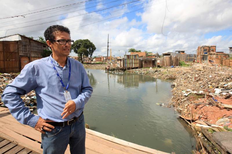 Mais de 130 benfeitorias que foram construídas de maneira irregular sobre o canal do Tucunduba foram retiradas para dar início às obras da segunda etapa do projeto de saneamento integrado da bacia do Tucunduba, que vai beneficiar 250 mil moradores dos bairros de Canudos, Guamá, Terra Firme e Marco. Na foto, o fiscal de obras, engenheiro da Sedop, Gilmar Mota.
FOTO: RODOLFO OLIVEIRA / AG. PARÁ
DATA: 16.05.2018
BELÉM - PARÁ <div class='credito_fotos'>Foto: Rodolfo Oliveira/Ag. Pará | <a href='/midias/2018/originais/4e040587-2853-444d-b5a5-9fd196b51380.jpg' download><i class='fa-solid fa-download'></i> Download</a></div>