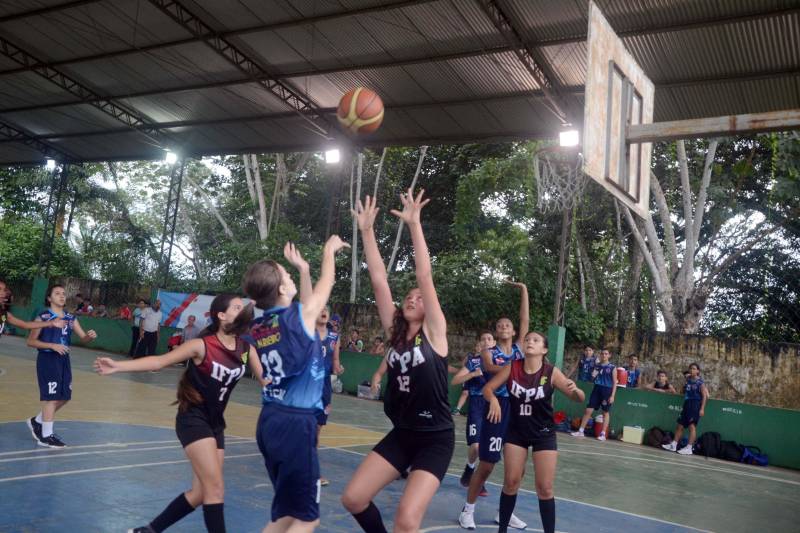 Criado nos Estados Unidos no início da década de 1890, o basquete é a modalidade que apontou os primeiros times campeões da terceira etapa regional dos Jogos Estudantis Paraenses (JEPs), em Igarapé-Açú. Na sexta-feira (18), os times de basquete masculino de Maracanã e o feminino de Castanhal conquistaram os primeiros lugares e são os campeões que vão disputar a etapa Estadual, em junho. Ao redor da quadra de esportes da Escola Cônego Calado, a torcida estava posicionada para acompanhar as partidas que anunciariam os medalhistas do basquete. A primeira disputa foi entre os times de Maracanã e Castanhal, na categoria "A" (de 12 a 14 anos). Cada ponto marcado era comemorado pela torcida, que ao final do quarto tempo, pode celebrar a conquista do município de Maracanã, com placar de 21 pontos, contra 15 de Castanhal.
FOTO: RAI PONTES / ASCOM SEDUC
DATA: 19.05.2018
IGARAPÉ-AÇÚ - PARÁ <div class='credito_fotos'>Foto: Rai Pontes/Ascom Seduc | <a href='/midias/2018/originais/4e05a6b9-6466-4c82-9ed7-ac23352c9442.jpg' download><i class='fa-solid fa-download'></i> Download</a></div>