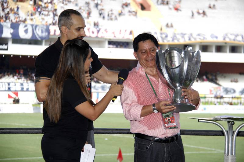 Chegou a hora de escolher os melhores do Banparazão 2018! Torcedores que acompanham o campeonato paraense podem votar nos craques da competição no "Troféu Meio de Campo 2018", da Cultura Rede de Comunicação. A votação para diversas categorias será aberta neste domingo (18) durante o programa "Meio de Campo", que começa às 14h40 na TV Cultura do Pará. Os internautas poderão votar por meio do Portal Cultura (www.portalcultura.com.br). Para participar, basta acessar a página da votação e preencher o formulário indicando os jogadores que se destacaram em cada posição, além de seus respectivos clubes.
FOTO: ASCOM / PORTAL CULTURA
DATA: 16.03.2018
BELÉM - PARÁ <div class='credito_fotos'>Foto: ASCOM / PORTAL CULTURA | <a href='/midias/2018/originais/4e0a06f7-b76c-4d2e-a787-be5fe3b2397a.jpg' download><i class='fa-solid fa-download'></i> Download</a></div>
