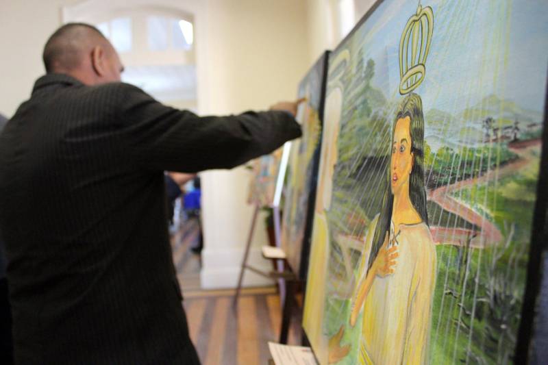 Uma cerimônia realizada na manhã desta quarta-feira (21), no auditório da Escola de Administração Penitenciária (EAP), premiou os cinco primeiros colocados do concurso de pintura do Projeto Libert’Art 2018, realizado pela Arquidiocese de Belém, por meio da Pastoral Carcerária. Essa é a 13ª edição do concurso, que conta com a parceria da Superintendência do Sistema Penitenciário do Pará (Susipe). A premiação faz parte da programação oficial do Círio 2018, que este ano teve como tema “Uma jovem chamada Maria”.
FOTO: VELOSO JÚNIOR/ASCOM SUSIPE
DATA: 21.11.2018
BELÉM - PARÁ <div class='credito_fotos'>Foto: Akira Onuma / Ascom Susipe | <a href='/midias/2018/originais/4e1547cc-ce8c-45f1-9199-ceb7a54df2ec.jpg' download><i class='fa-solid fa-download'></i> Download</a></div>
