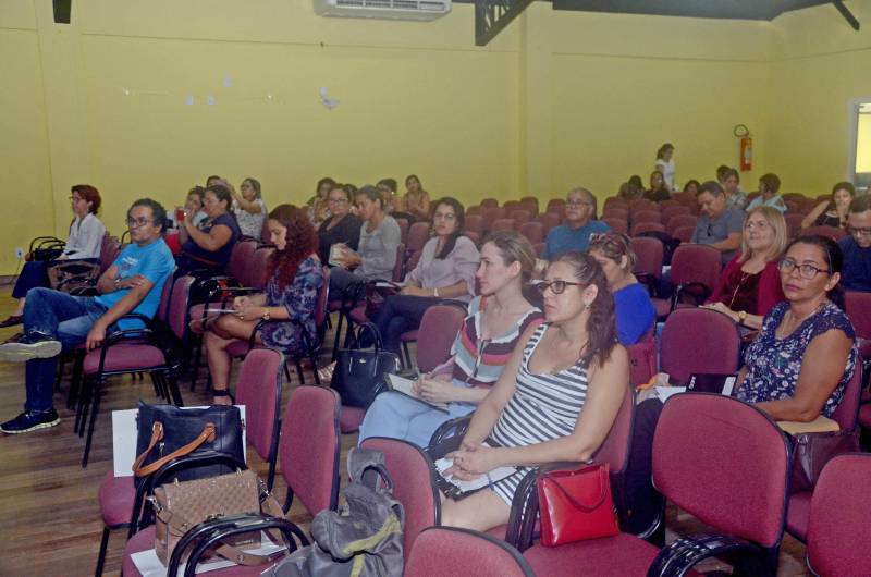 Técnicos e professores que trabalham com educação especial na rede estadual de ensino participam, até sexta-feira (27), na Escola de Educação Tecnológica Professor Anísio Teixeira, do Seminário paraense de multiplicadores para a educação especial na perspectiva da inclusão. Promovido pela Coordenadoria de Educação Especial e Centro de Formação de Professores da Educação Básica da Secretaria de Estado de Educação (Seduc), o evento reúne cerca de 100 profissionais, representantes de 22 Unidades Regionais de Ensino (UREs).
FOTO: RAI PONTES / ASCOM SEDUC
DATA: 26.04.2018
BELÉM - PARÁ <div class='credito_fotos'>Foto: Rai Pontes/Ascom Seduc | <a href='/midias/2018/originais/4e1a1616-ce72-4d85-9f38-33562ad422af.jpg' download><i class='fa-solid fa-download'></i> Download</a></div>